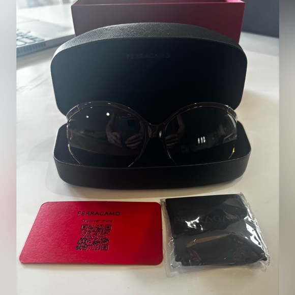 new Ferragamo Alt Fit Oval Cutaway Sunglasses - Picture 2 of 10